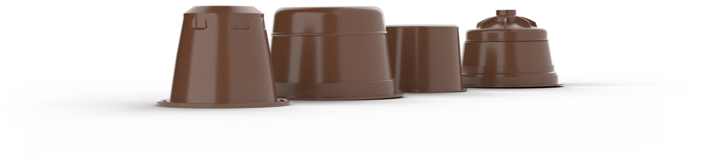 Visualisierung der NAT®Cap Home – der heimkompostierbaren Kaffeekapsel. Das Bild zeigt verschiedene Varianten der Kapsel, stellvertretend für ihre Vielseitigkeit und Systemkompatibilität (z. B. Nespresso®, Dolce Gusto®, Delizio®, Keurig®). Die reduzierte, klare Darstellung betont das Produktdesign und die technische Präzision – Sinnbild für nachhaltige Innovation „Made by Säntis Packaging“.