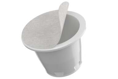 Weisse NAT®Cap Home Kaffeekapsel von säntis packaging mit geöffnetem kompostierbarem Deckel – 100 % biobasiert, kunststofffrei und heimkompostierbar.