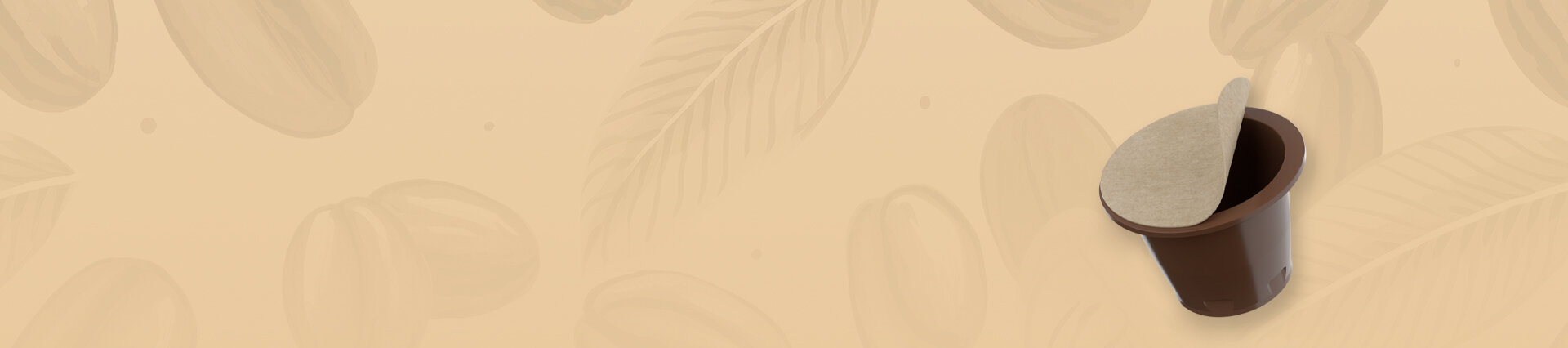 Headerbanner mit brauner NAT®Cap Home Kaffeekapsel auf beigem Hintergrund mit Kaffeebohnenmuster – nachhaltige, heimkompostierbare Verpackungslösung von säntis packaging.