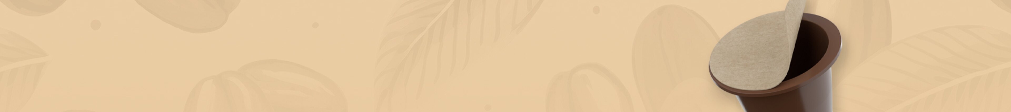 Headerbanner mit brauner NAT®Cap Home Kaffeekapsel auf beigem Hintergrund mit Kaffeebohnenmuster – nachhaltige, heimkompostierbare Verpackungslösung von säntis packaging.