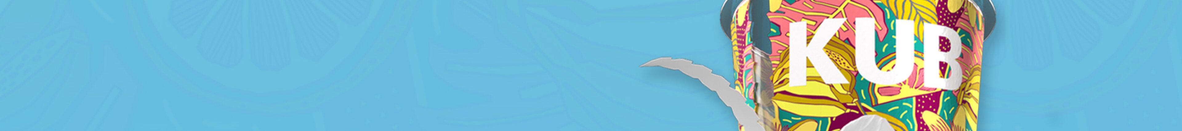 Headerbanner mit KUB Karton-ummanteltem Becher von säntis packaging auf hellblauem Hintergrund mit Fruchtillustrationen – nachhaltige, trennbare Verpackungslösung aus Karton und Kunststoff für Lebensmittel.