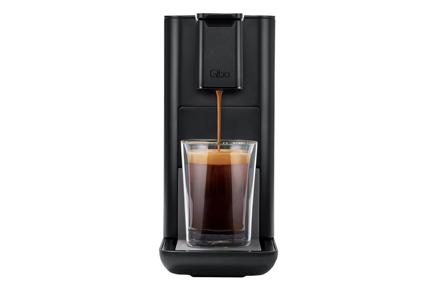 Qbo Kaffeekapselmaschine mit frisch gebrühtem Espresso – Beispiel für kompatible Kapselsysteme und nachhaltige Kaffeelösungen von säntis packaging.