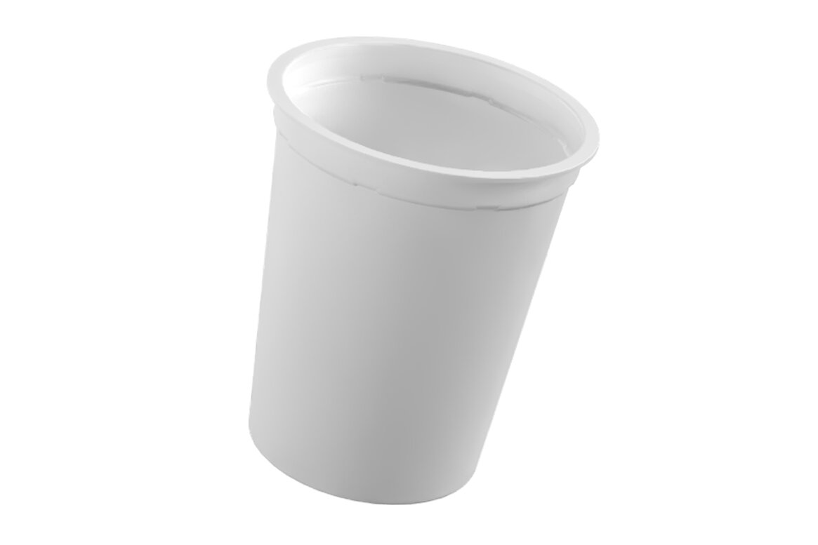 Weisser runder Becher aus Kunststoff – vielseitige Standardverpackung für Molkereiprodukte, Desserts oder pflanzliche Snacks, vollständig recyclingfähig.