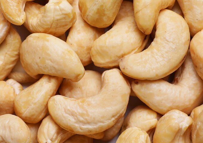 Detailaufnahme von Cashewkernen – natürliche Struktur und Farbe, symbolisch für frische Lebensmittel in nachhaltigen Verpackungslösungen von säntis packaging.