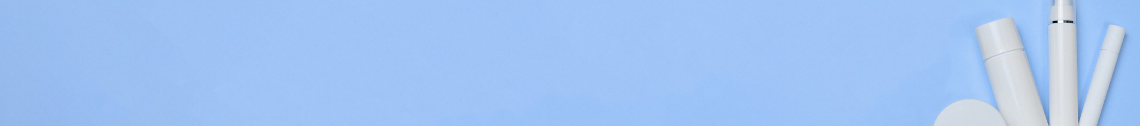 Weisse Kunststoffbehälter und Spenderflaschen auf hellblauem Hintergrund – hochwertige, funktionale und hygienische Verpackungslösungen von säntis packaging für Kosmetik- und Healthcare-Produkte.