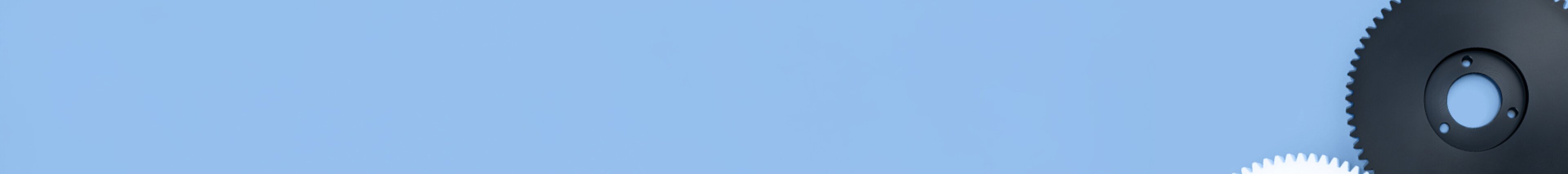 Weisse und schwarze Kunststoffzahnräder auf hellblauem Hintergrund – präzise gefertigte, funktionale und recyclingfähige Komponenten von säntis packaging für technische Anwendungen.