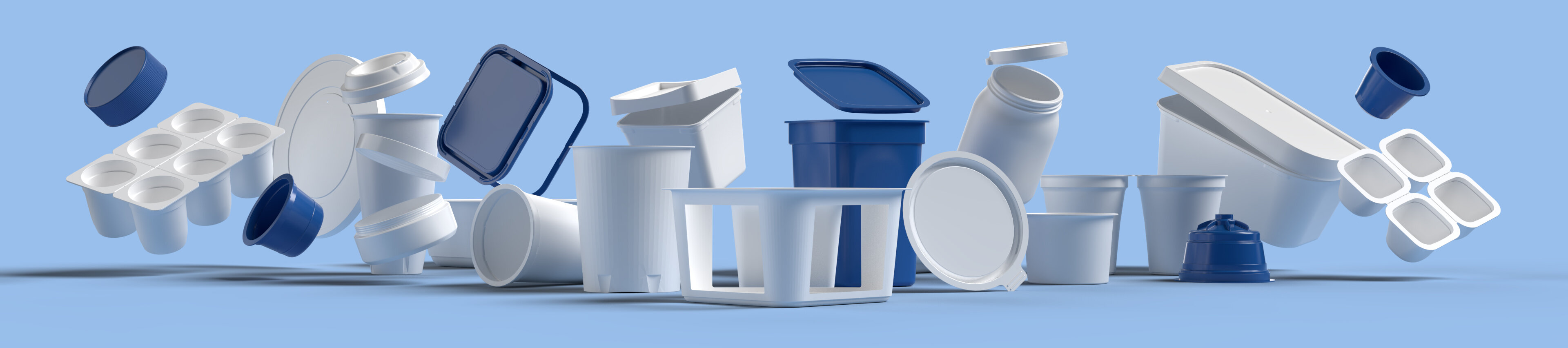 Verschiedene weisse und blaue Kunststoffverpackungen – Becher, Deckel, Trays und Kapseln – schweben vor blauem Hintergrund. Symbol für das breite Produktsortiment von Säntis Packaging, das durch Innovation, Funktionalität und Nachhaltigkeit überzeugt.