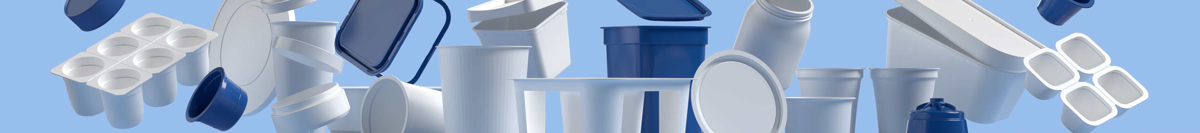 Verschiedene weisse und blaue Kunststoffverpackungen – Becher, Deckel, Trays und Kapseln – schweben vor blauem Hintergrund. Symbol für das breite Produktsortiment von Säntis Packaging, das durch Innovation, Funktionalität und Nachhaltigkeit überzeugt.