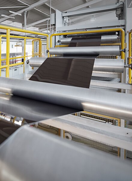 Produktionsanlage zur Folienextrusion von säntis packaging – präzise, effiziente und nachhaltige Technologie für Kunststoffverpackungen.