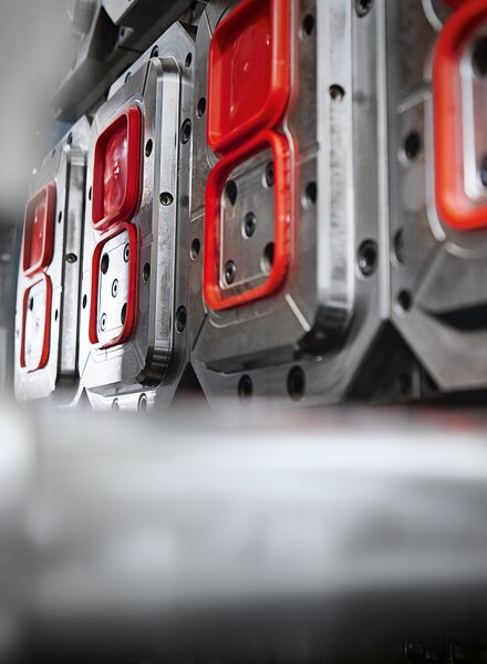 Spritzgussform mit eingesetzten Kunststoffkomponenten – hochpräzise Fertigungstechnologie von säntis packaging für technische Verpackungslösungen.