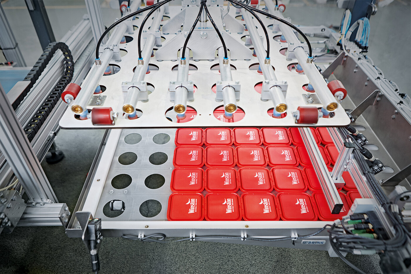 Automatisierte Spritzgussanlage von säntis packaging – Herstellung präziser Kunststoffdeckel mit integrierter IML-Veredelung.