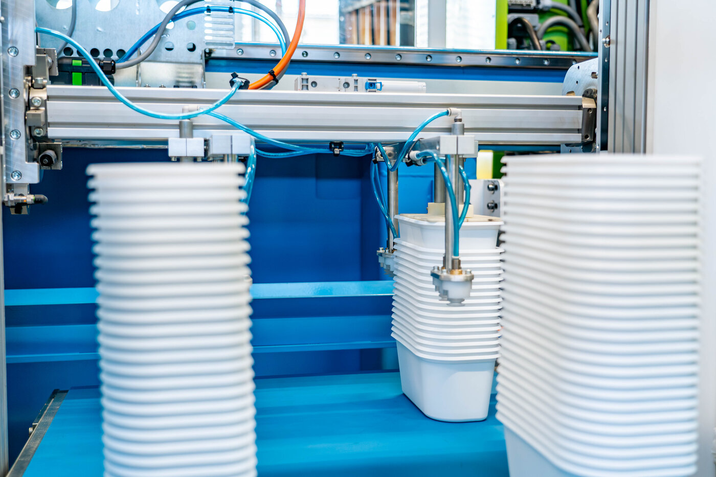 Automatisierte Etikettieranlage von säntis packaging – präzises Aufbringen von Etiketten auf Kunststoffdeckel in gleichbleibender Qualität.