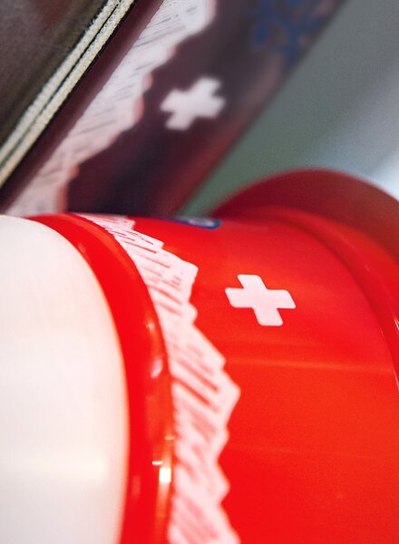 Kunststoffbecher im Offsetdruckverfahren – präzise Direktbedruckung mit kräftigen Farben und klaren Linien von säntis packaging.