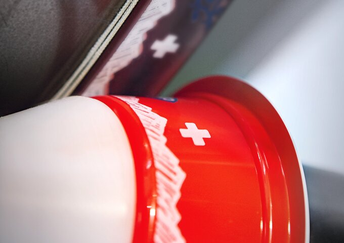 Kunststoffbecher im Offsetdruckverfahren – präzise Direktbedruckung mit kräftigen Farben und klaren Linien von säntis packaging.