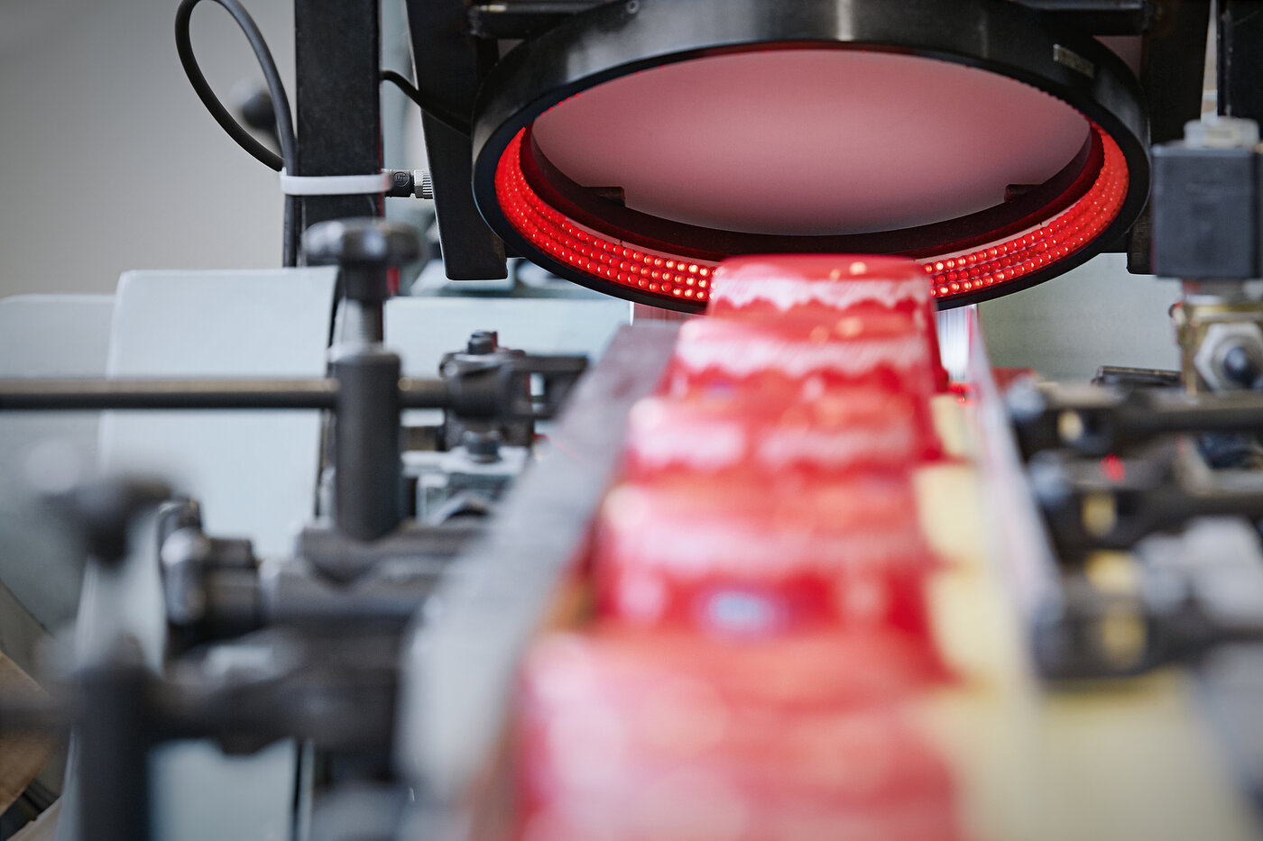 Kunststoffbecher im Offsetdruckverfahren – präzise Direktbedruckung mit kräftigen Farben und klaren Linien von säntis packaging.