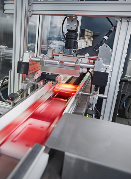 Automatisierte Produktionsanlage mit IML-Technologie – dekorierte Kunststoffdeckel mit integriertem Labeling von säntis packaging.