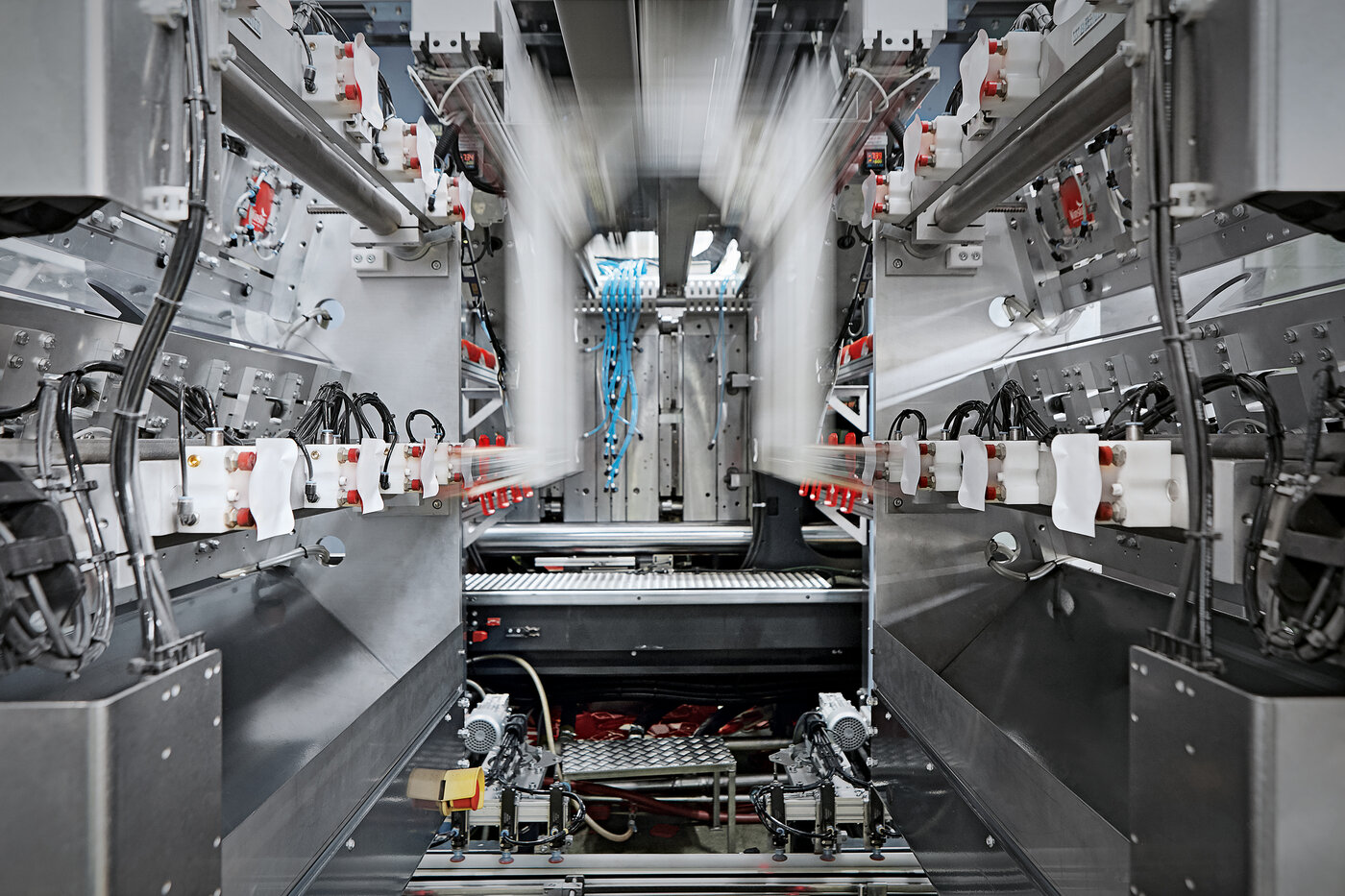 Automatisierte Produktionsanlage mit IML-Technologie – dekorierte Kunststoffdeckel mit integriertem Labeling von säntis packaging.