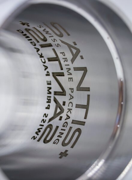 Lasergraviertes Logo von säntis packaging auf Metallform – präzise Markierungstechnologie für dauerhafte und nachhaltige Verpackungsveredelung.