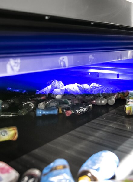 Optisches Erkennungssystem mit blauer Lichtquelle – automatisierte Sortierung von Verpackungen mit digitalen Wasserzeichen bei säntis packaging.