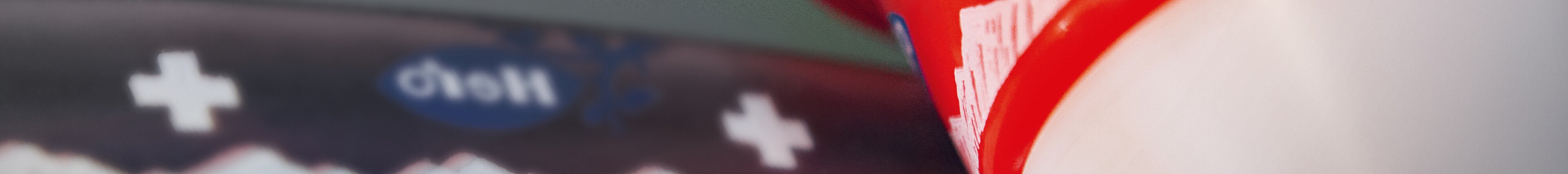 Kunststoffbecher im Offsetdruckverfahren – präzise Direktbedruckung mit kräftigen Farben und klaren Linien von säntis packaging.