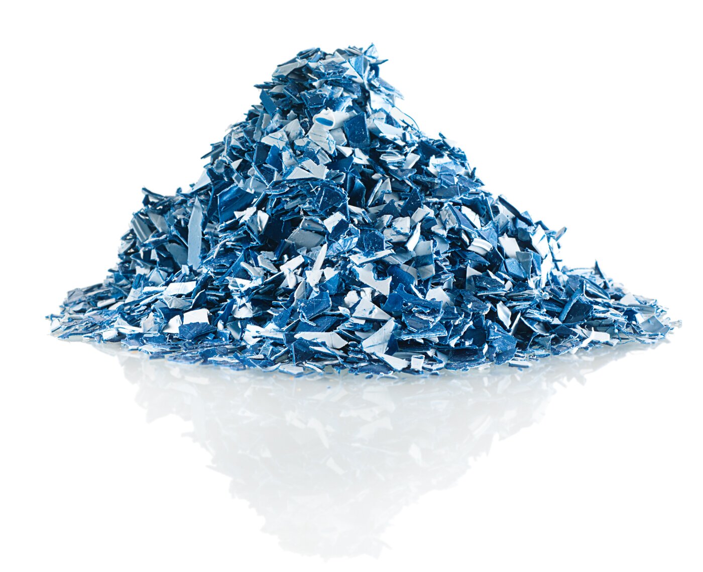 Blaues Kunststoffmahlgut aus mechanischem Recycling – sortenreines Rezyklat von säntis packaging für nachhaltige Verpackungslösungen.