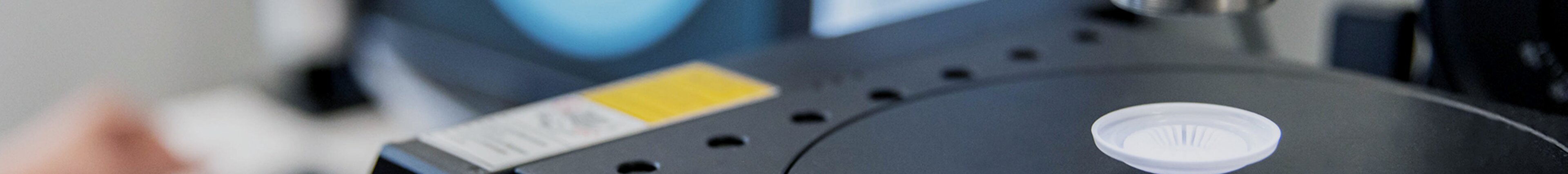 Kunststoffbauteil unter Messmikroskop – präzise Qualitätsprüfung und Produktentwicklung bei säntis packaging.