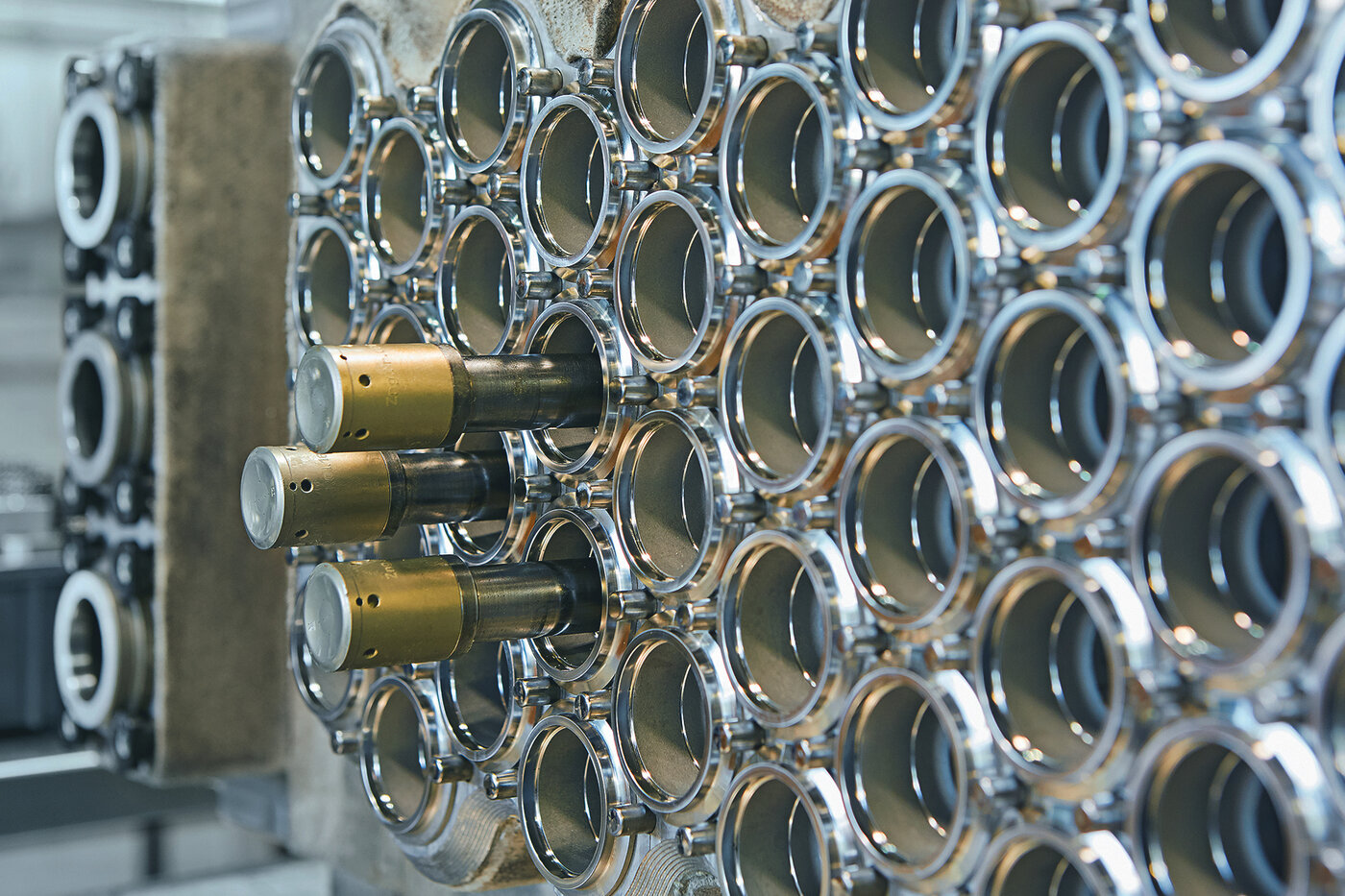 Mehrfach-Spritzgussform in der Entwicklung – hochpräzises Werkzeug von säntis packaging für serientaugliche Kunststoffverpackungen.