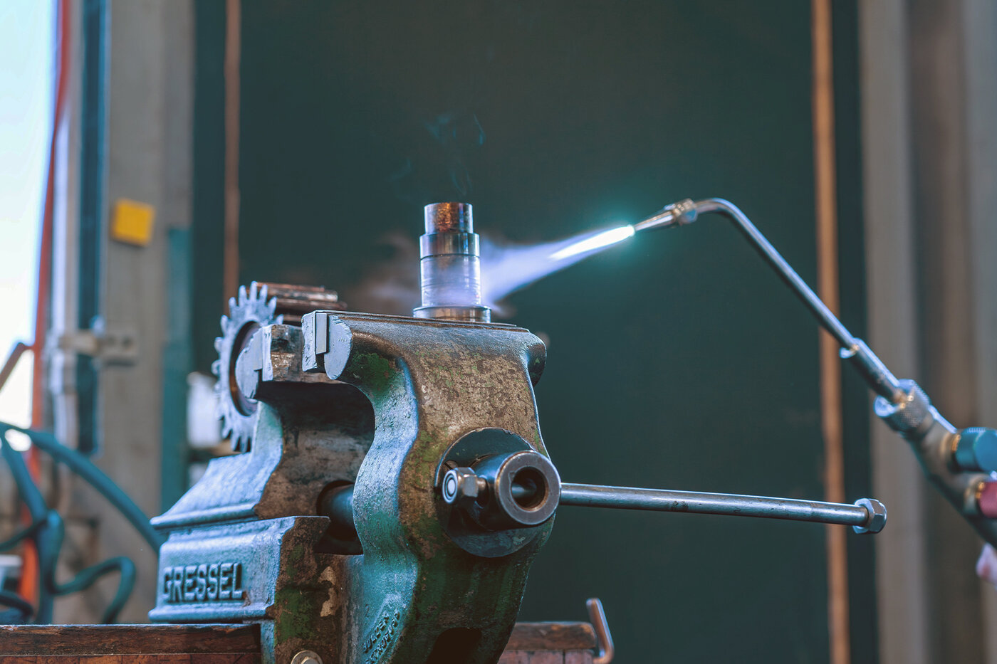 Metallbearbeitung mit Gasflamme – präzises Werkzeug-Finishing in der Entwicklungsabteilung von säntis packaging.