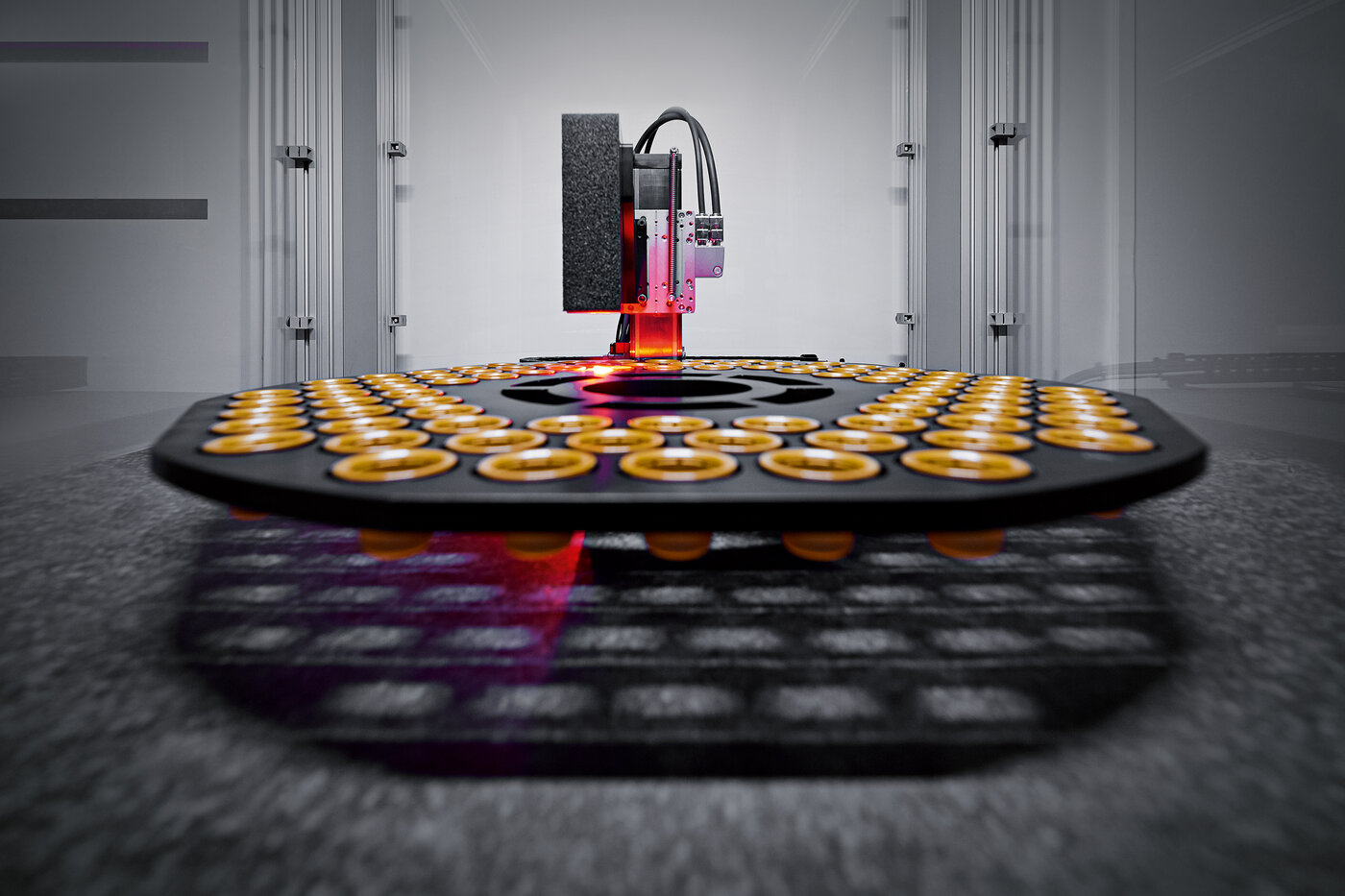 Automatisiertes Kamerasystem mit 4K-Prüftechnologie zur optischen Qualitätskontrolle bei säntis packaging – präzise Inline-Messtechnik für fehlerfreie Verpackungsproduktion.