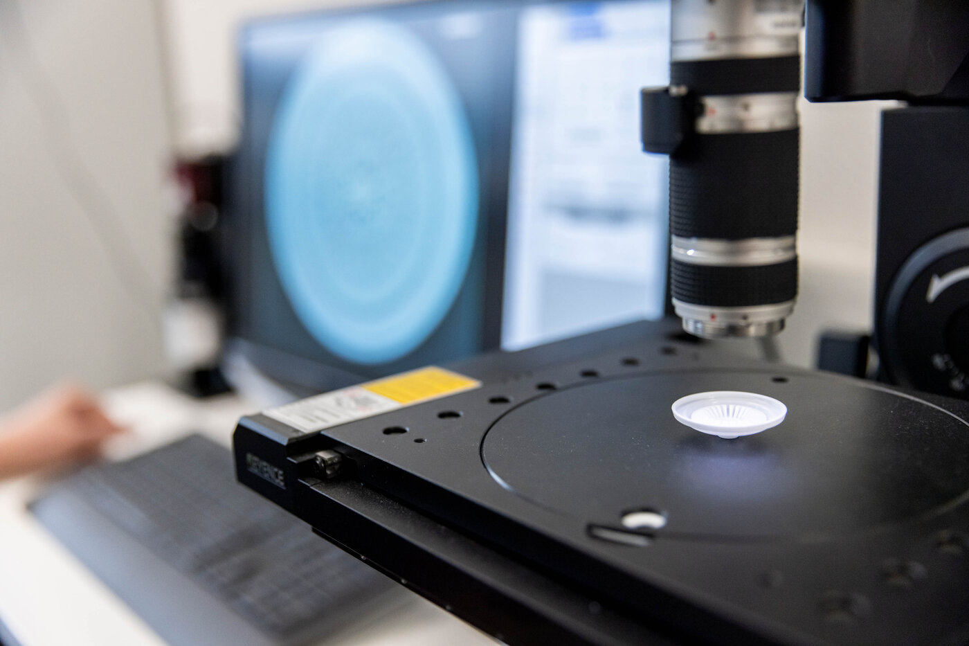 Kunststoffbauteil unter Messmikroskop – präzise Qualitätsprüfung und Produktentwicklung bei säntis packaging.