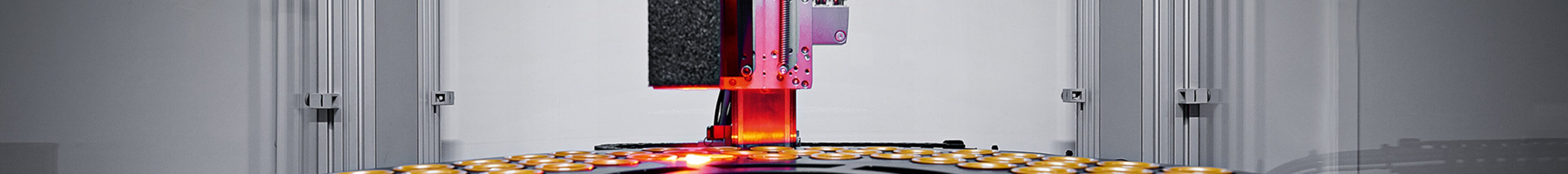 Automatisiertes Kamerasystem mit 4K-Prüftechnologie zur optischen Qualitätskontrolle bei säntis packaging – präzise Inline-Messtechnik für fehlerfreie Verpackungsproduktion.