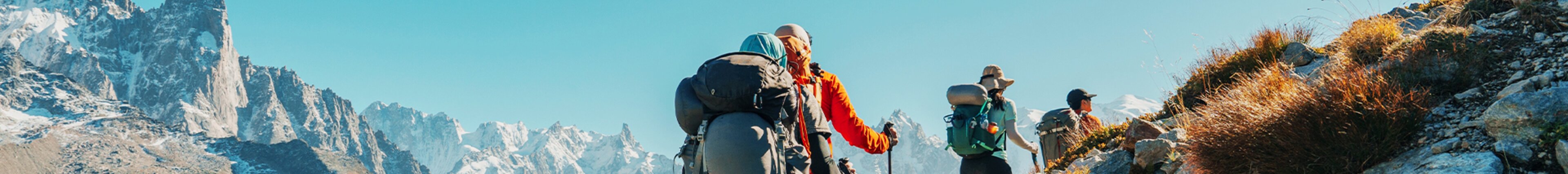 Headerbild mit Wandergruppe in den Alpen – symbolisiert Zusammenhalt, Verantwortung und gemeinsames Engagement bei säntis packaging.