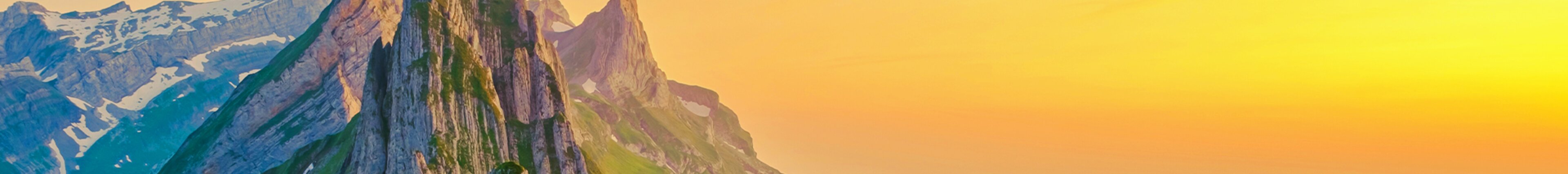 Headerbild mit Berggipfeln im warmen Sonnenlicht – steht für Weitblick, Stabilität und nachhaltiges Unternehmertum bei säntis packaging.