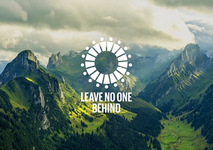 Berglandschaft mit „Leave No One Behind“-Symbol der UN Sustainable Development Goals – steht für die globale Verantwortung von säntis packaging, Nachhaltigkeit sozial, ökologisch und ökonomisch zu verankern.