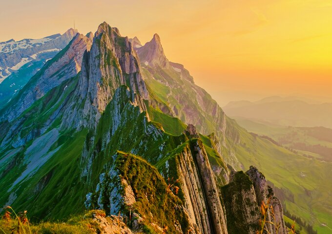 Sonnenuntergang über der Bergkette im Alpstein – steht für Weitsicht, Stabilität und nachhaltige Unternehmensführung bei säntis packaging, die Zukunft und Verantwortung vereint.