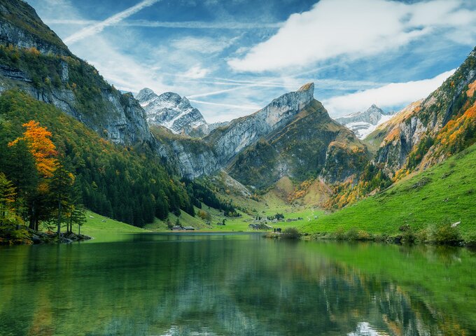 Spiegelglatter See umgeben von grünen Wiesen und Alpenkulisse – Sinnbild für intakte Natur, ökologische Verantwortung und das Umweltengagement von säntis packaging.