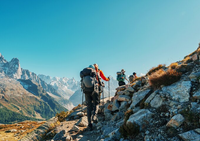 Gruppe von Wandernden in alpiner Landschaft – Symbol für Zusammenhalt, Verantwortung und soziale Nachhaltigkeit bei säntis packaging, mit Fokus auf Gesundheit, Sicherheit und Gemeinschaft.