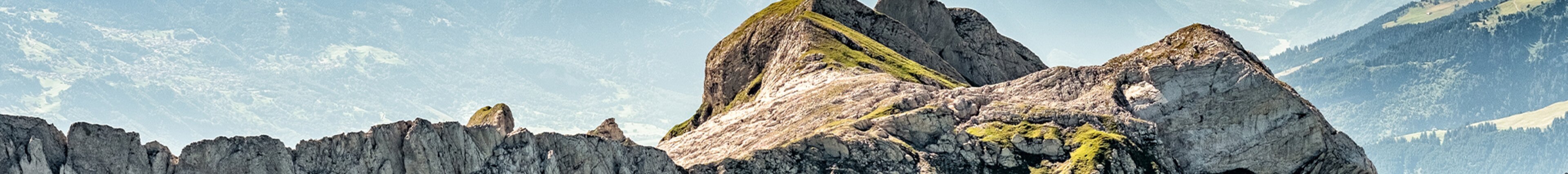 Panoramablick auf eine felsige Berglandschaft im Appenzellerland – Symbol für Beständigkeit, Verantwortung und die regionale Verbundenheit von säntis packaging mit Natur, Umwelt und nachhaltigem Handeln.