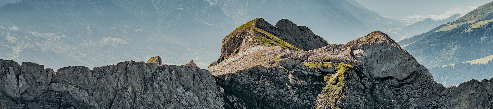 Panoramablick auf eine felsige Berglandschaft im Appenzellerland – Symbol für Beständigkeit, Verantwortung und die regionale Verbundenheit von säntis packaging mit Natur, Umwelt und nachhaltigem Handeln.