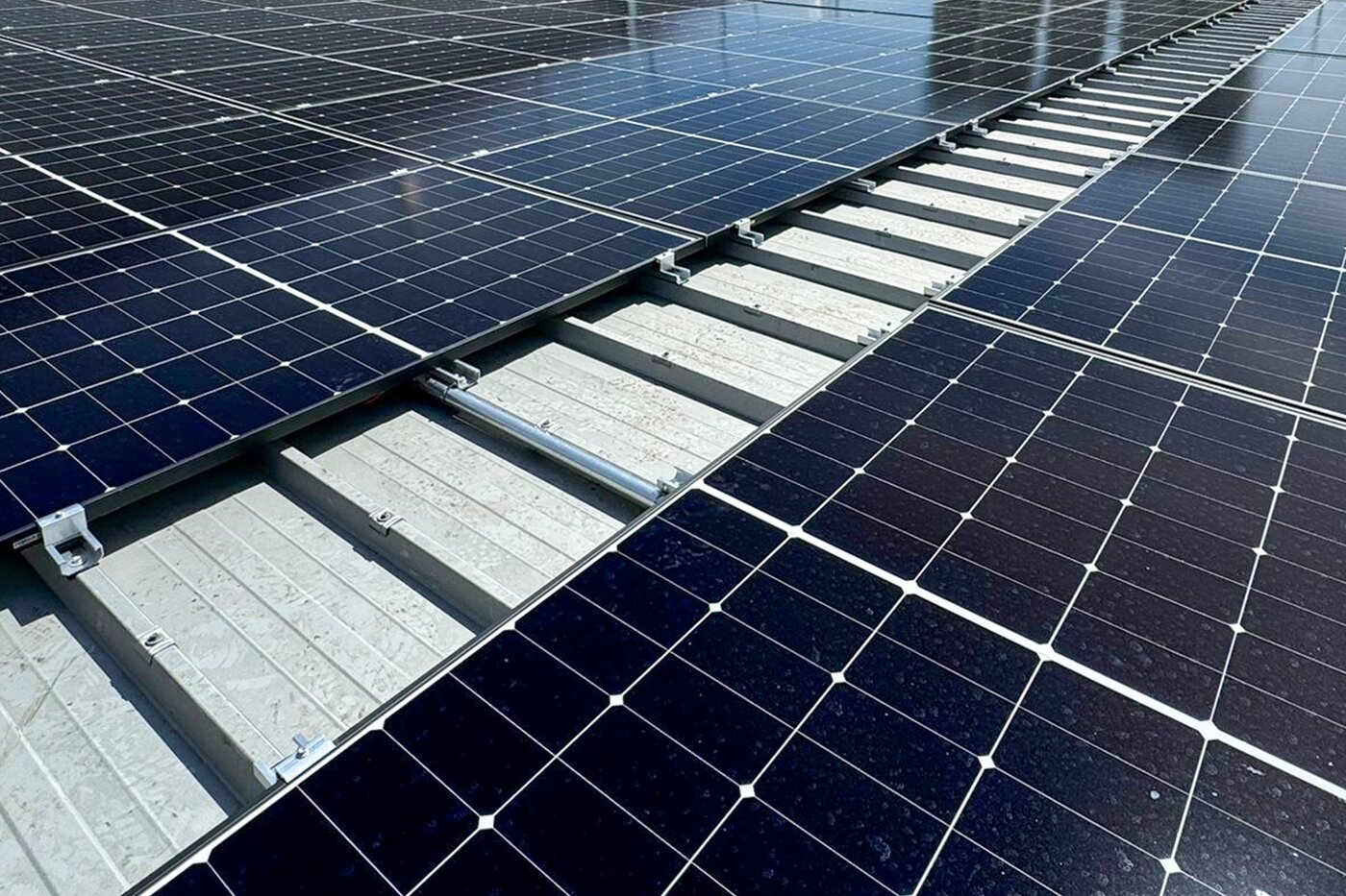 Nahaufnahme der Photovoltaikanlage auf dem Dach der säntis packaging ag – Symbol für den nachhaltigen Wandel und die Investition in erneuerbare Energien im Rahmen der Digitalisierungs- und Nachhaltigkeitsstrategie ab 2024.