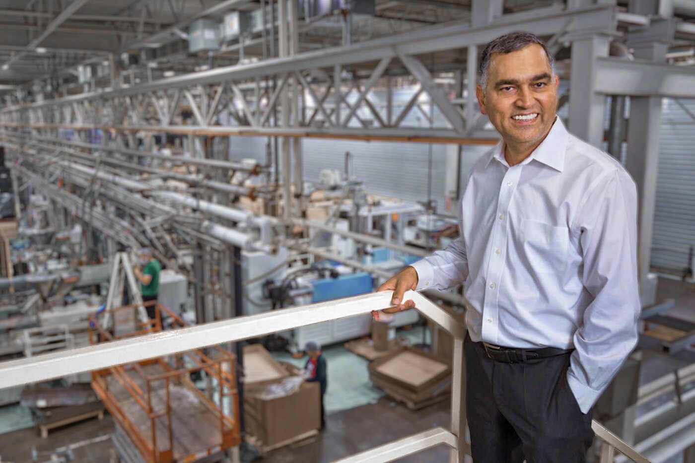 Blick in die Produktionshalle von Hoffman Plastics in Toronto mit einem leitenden Mitarbeiter im Vordergrund – Sinnbild für die 2019 geschlossene transatlantische Partnerschaft zwischen Hoffman Plastics und säntis packaging.