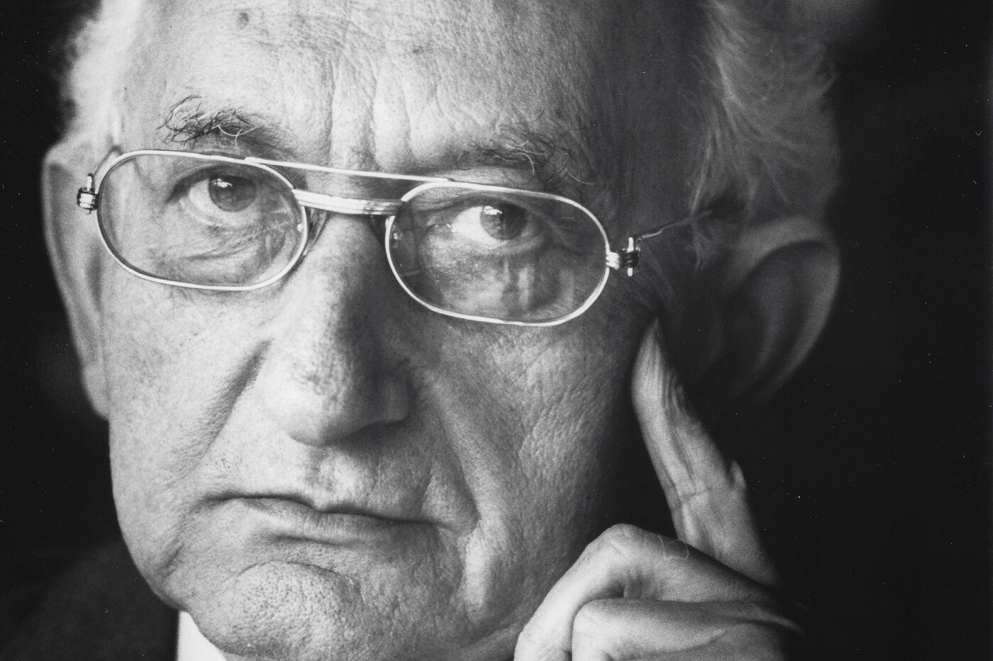 Schwarz-weiss Porträt von Roman Mandelbaum, dessen Vision in den 1980er-Jahren den Grundstein für die spätere Fusion von säntis packaging ag und Swiss Prime Pack AG legte.