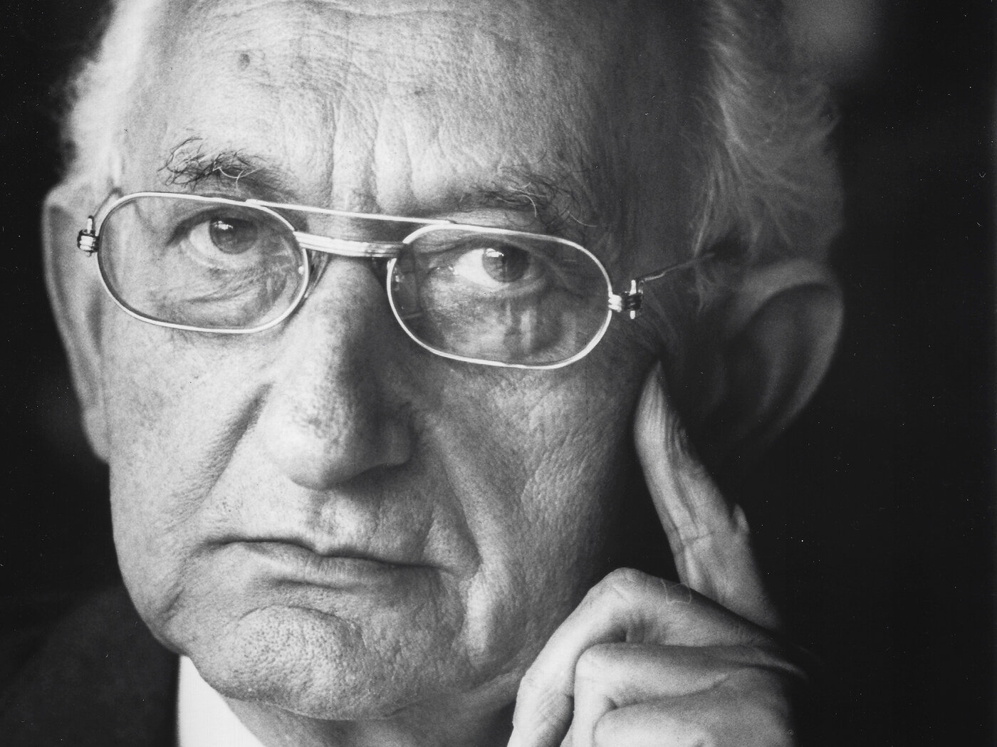 Schwarz-weiss Porträt von Roman Mandelbaum, dessen Vision in den 1980er-Jahren den Grundstein für die spätere Fusion von säntis packaging ag und Swiss Prime Pack AG legte.