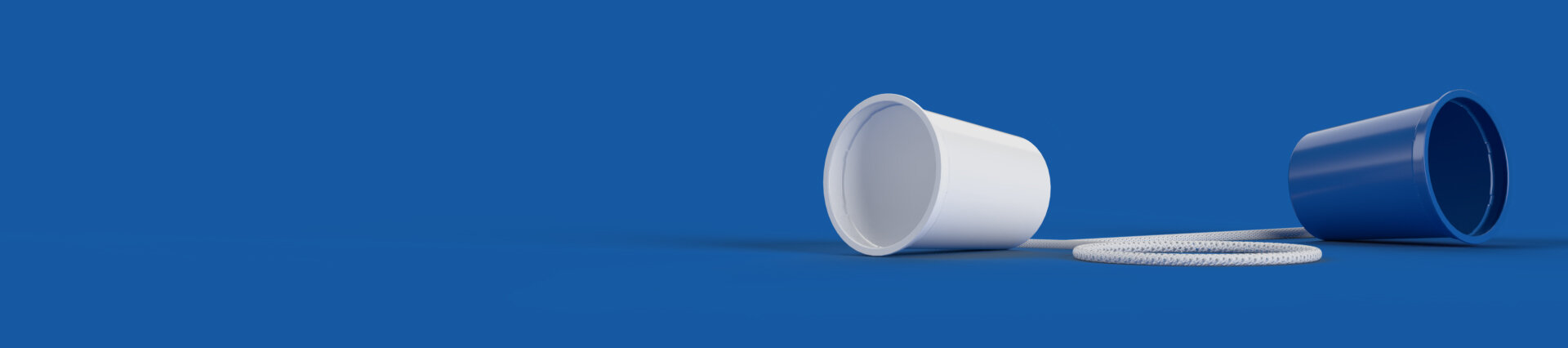Zwei Kunststoffbecher, verbunden durch eine weisse Schnur, auf blauem Hintergrund – symbolische Darstellung für Kommunikation und Kontaktaufnahme im Kontext innovativer Verpackungslösungen von säntis packaging.