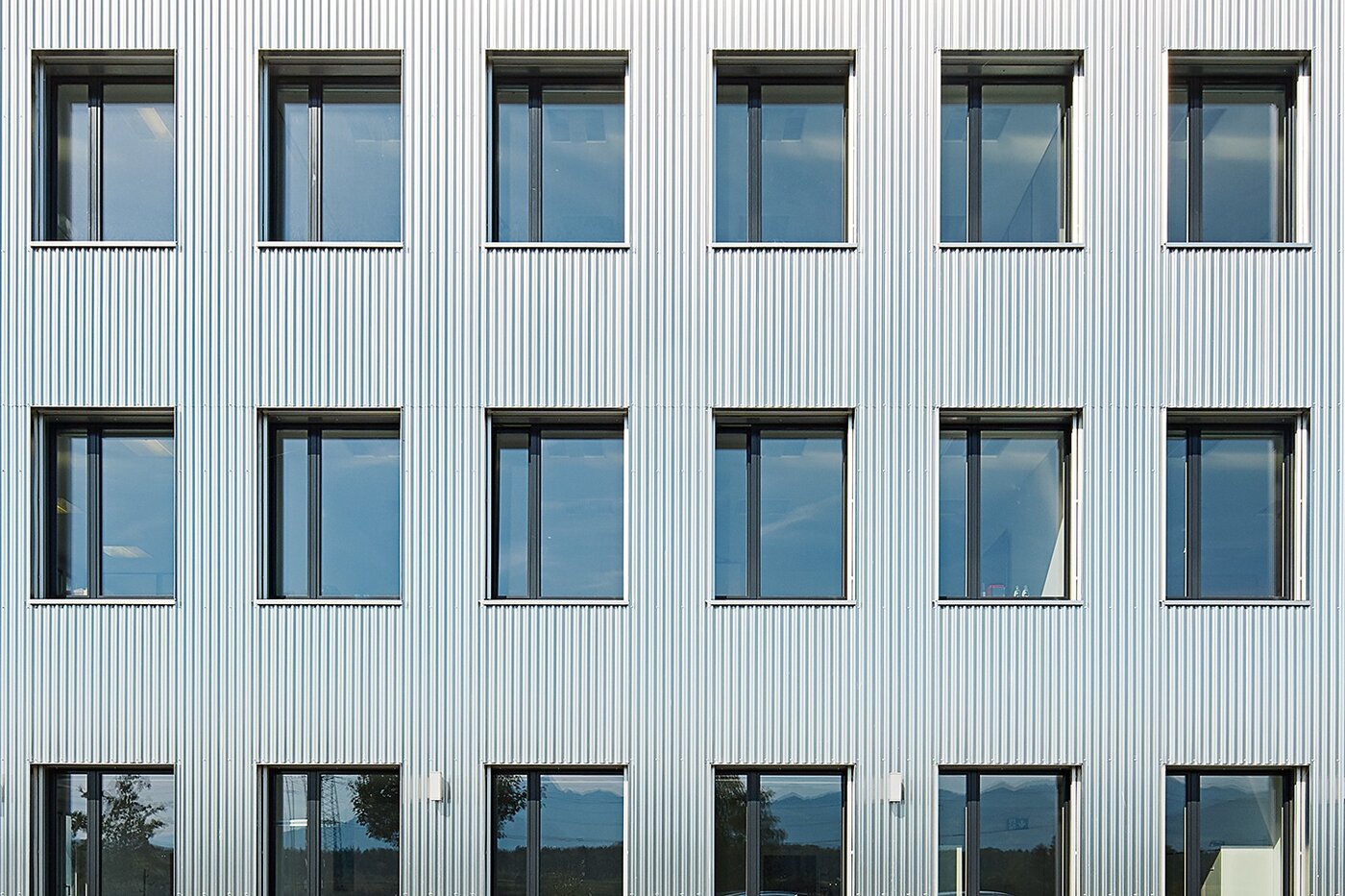 Fassade des Firmengebäudes von Säntis Packaging mit klarer, moderner Architektur – Sinnbild für Schweizer Präzision, Beständigkeit und den zukunftsorientierten Pioniergeist eines Familienunternehmens mit über 100 Jahren Geschichte.