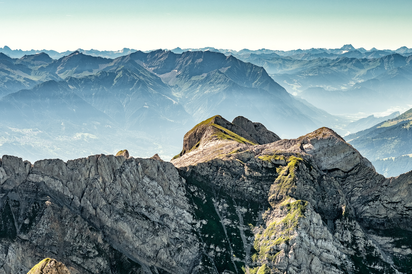 Aussicht auf das Säntis-Massiv in der Ostschweiz bei klarem Himmel – Symbol für die nachhaltige Haltung von Säntis Packaging, die Verantwortung, Effizienz und Kreislaufdenken als festen Bestandteil ihrer Unternehmensidentität versteht.