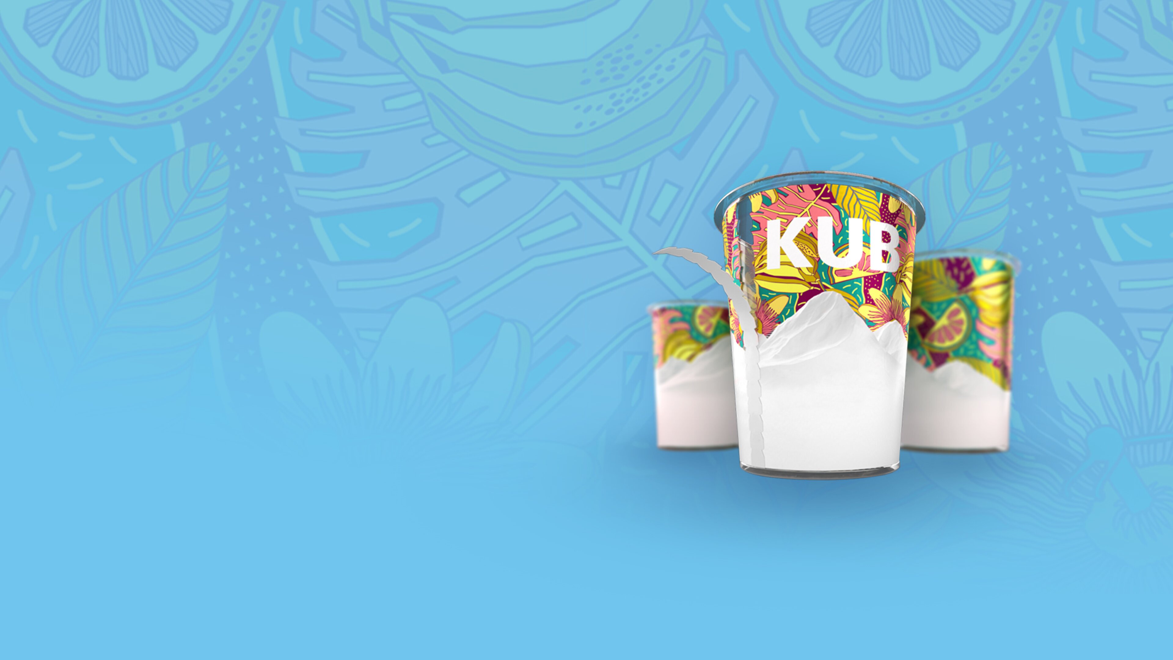 KUB Becher von Säntis Packaging mit farbenfrohem Design auf blauem Hintergrund – nachhaltiger, kartonummantelter Kunststoffbecher für umweltfreundliche Verpackungslösungen.