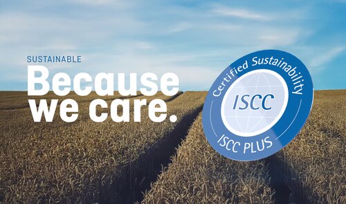 Weizenfeld mit ISCC PLUS Nachhaltigkeitssiegel und Schriftzug „Because we care“ – Darstellung der ISCC-zertifizierten, transparent rückverfolgbaren und biozirkulären Materialverarbeitung im Rahmen der Circular-Economy-Strategie von Säntis Packaging.