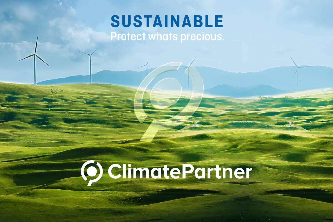 Nachhaltigkeitsvisual mit grüner Hügellandschaft und Windrädern, versehen mit dem ClimatePartner-Logo – Symbolbild für die Klimaneutralität und CO₂-Kompensation von Säntis Packaging.