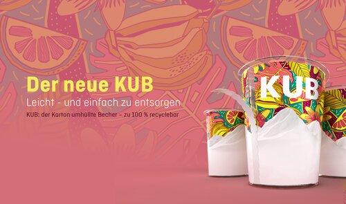 Produktbild des neuen KUB-Bechers von SwissPrimePack – einer Karton-Kunststoff-Kombination mit bunter Hülle, 100 % recyclingfähig und dank Abrisslasche leicht zu trennen und fachgerecht zu entsorgen.